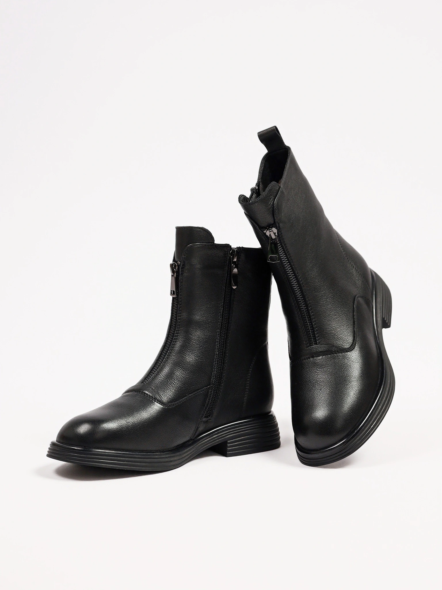 Ботинки черного цвета с декоративной молнией спереди